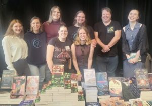 Gruppenfoto am Stand von Realm & Rune